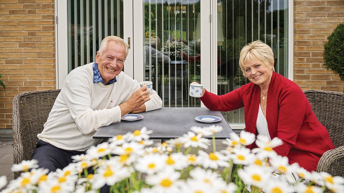 Formiddagskaffen nyder parret udenfor, når sommervejret tillader det.