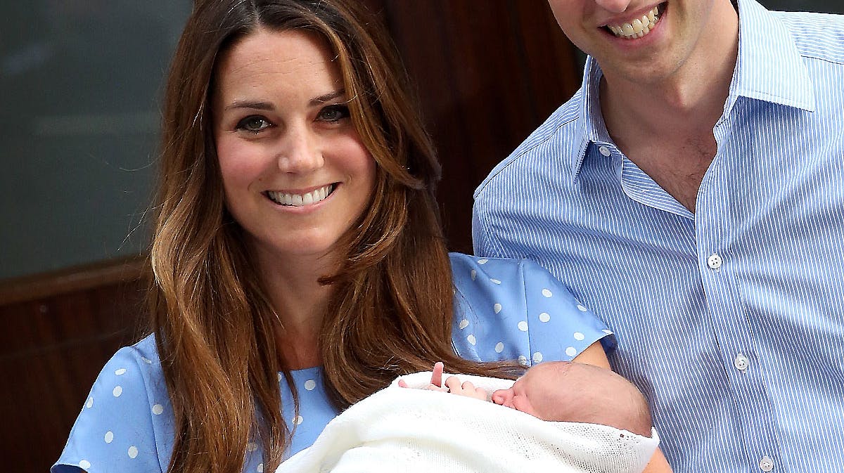 Hertuginde Catherine af Cambridge med prins George foran hospitalet.