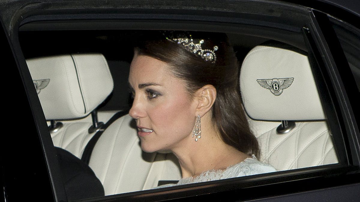 Hertuginde Catherine med lotusblomst-diadem ankommer til festen på Buckingham Palace