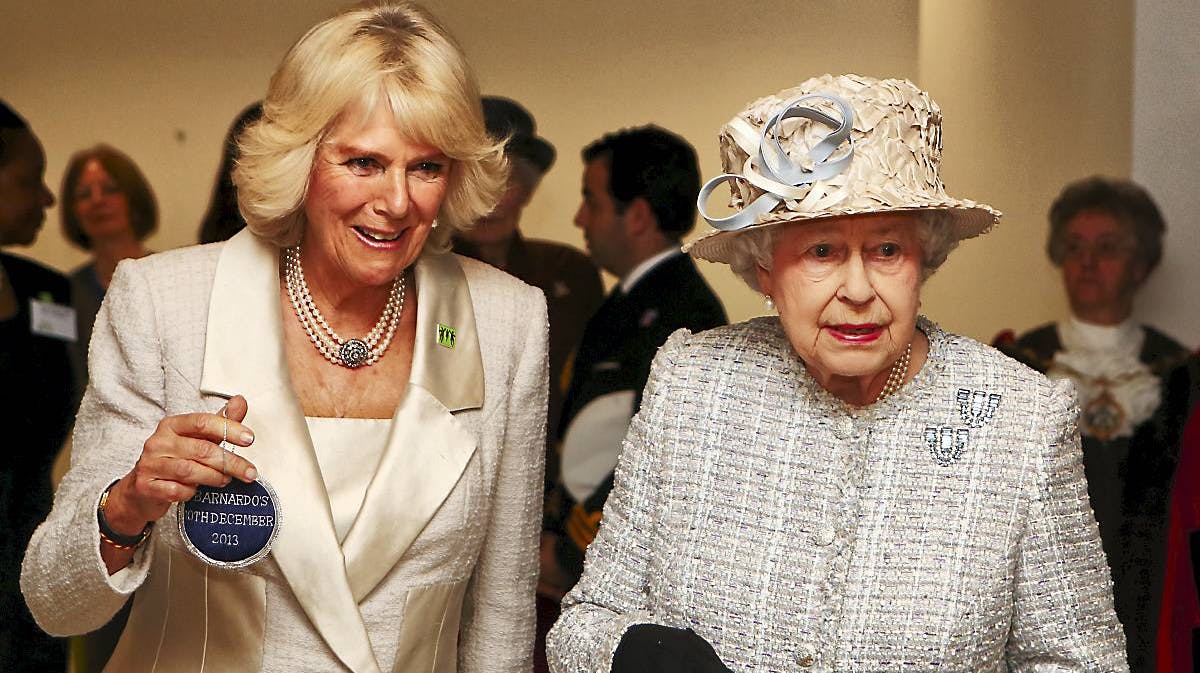 Hertuginde Camilla og dronning Elizabeth.