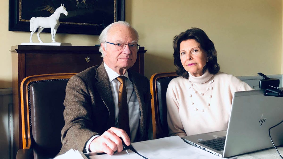 Kong Carl Gustaf og dronning Silvia klar til videokonference.