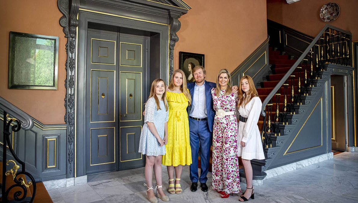 Dronning Maxima og kong Willem-Alexander med deres tre døtre, prinsesse Amalia, prinsesse Alexia og prinsesse Ariane i familiens hjem, Huis ten Bosch, i Haag.