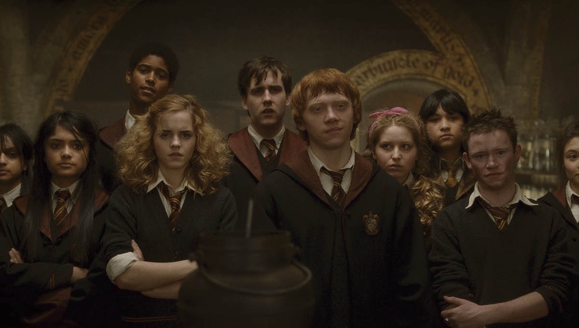 Jessie Cave i rollen som Lavender Brown i &quot;Harry Potter og Halvblodsprinsen&quot;. Jessie Cave ses til højre for Rupert Grint, der spiller Ron Weasley.