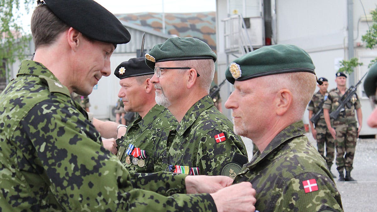 Prins Joachim overrakte NATOs fortjenstmedalje til de udsendte hjemmeværns soldater. Foto: Hjemmeværnet