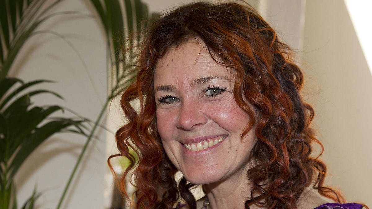 Sexologen Joan Ørtings far er så flov over hendes frivole livsstil, at han har valgt at slå hånden af hende.