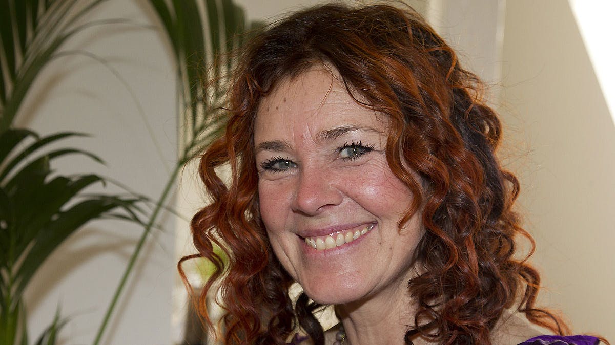 Sexologen Joan Ørtings far er så flov over hendes frivole livsstil, at han har valgt at slå hånden af hende.