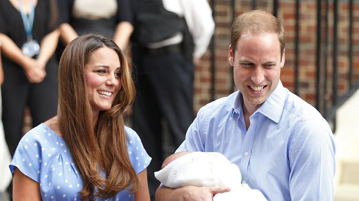 Hertuginde Catherine af Cambridge og prins William med prins George.