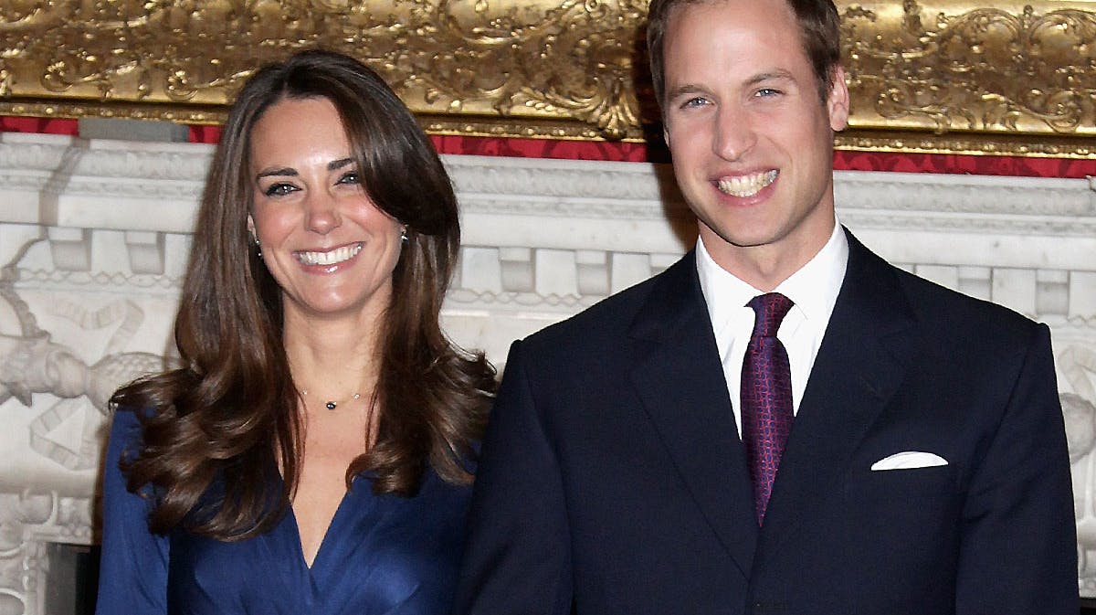 Kate Middleton i sin efterspurgte Issa-forlovelseskjole sammen med prins William,