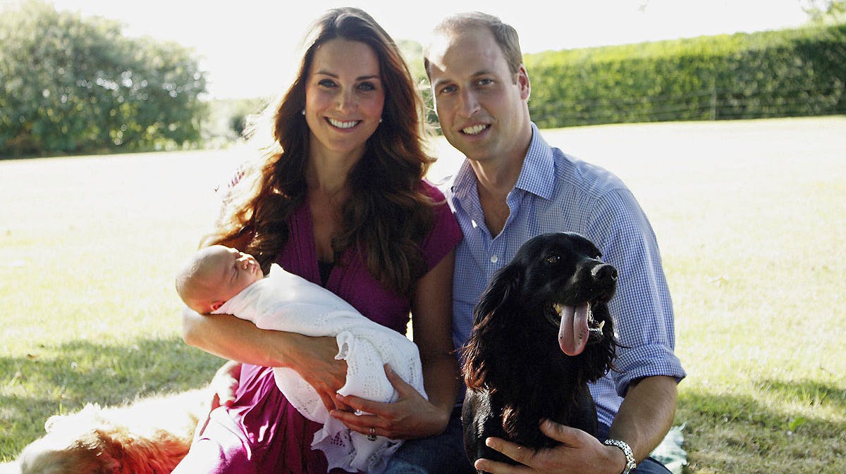 Officielt billede taget af morfar Michael Middleton: Hertuginde Catherine med prins George i armen og prins William tæt ved sin side.