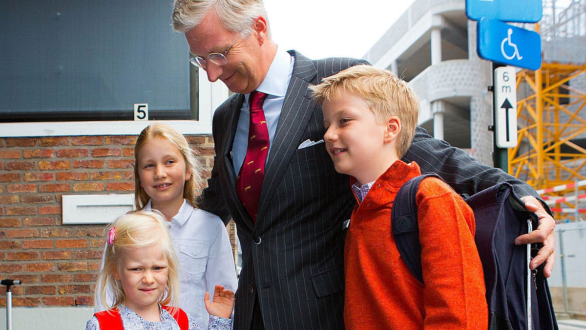Kong Philippe med børnene kronprinsesse Elisabeth, prinsesse Eleonore og prins Gabriel.