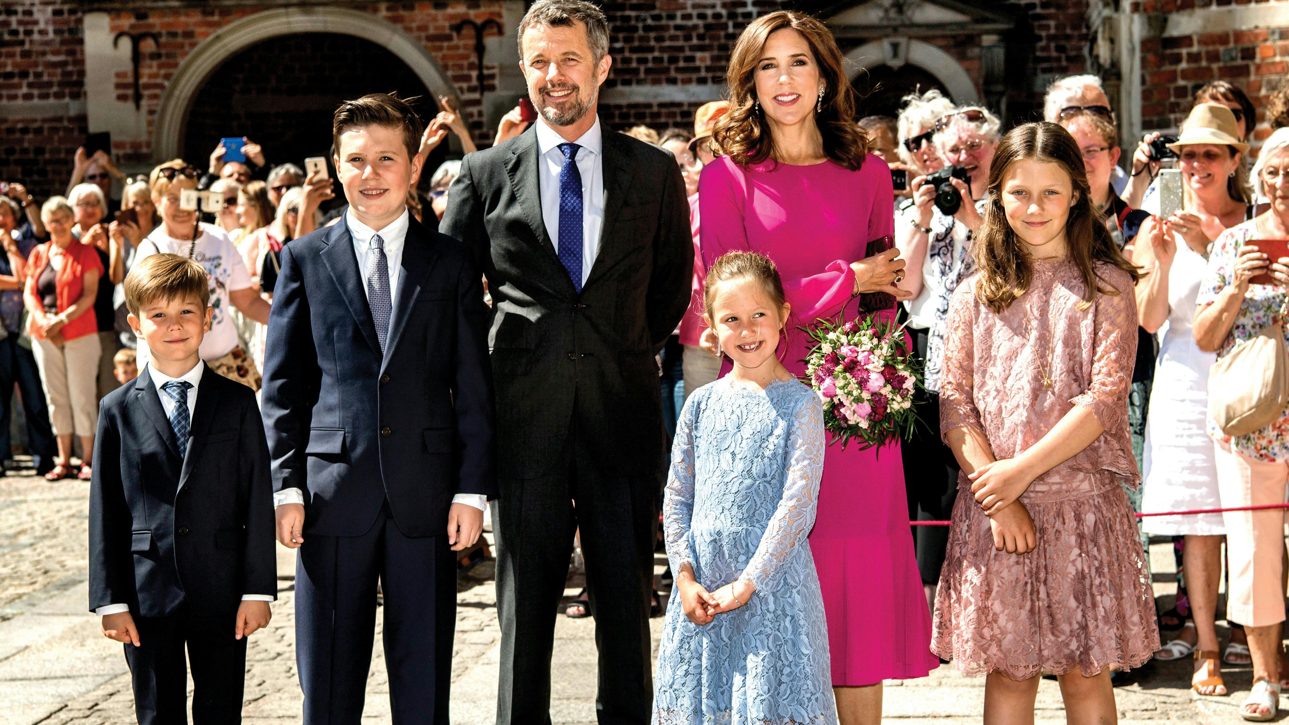 Prins Vincent, prins Christian, kronprins Frederik, kronprinsesse Mary, prinsesse Josephine og prinsesse Isabella. 
