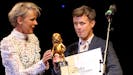 Søs Egelind overrækker prisen til kronprins Frederik smuk fest Skanderborg