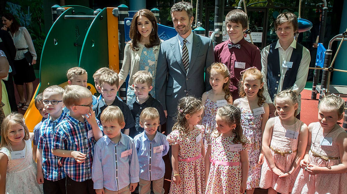 Kronprinsesse Mary og kronprins Frederik med de mange børne-tvillingepar.