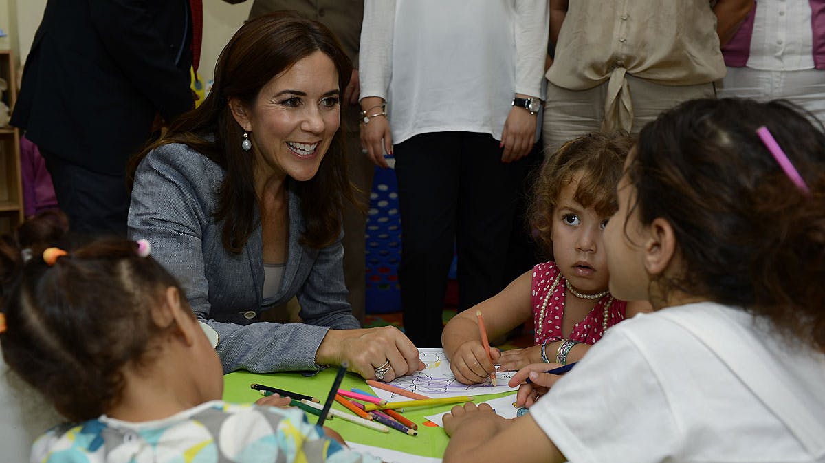 Kronprinsesse Mary sammen med udstødte børn i Marokko
