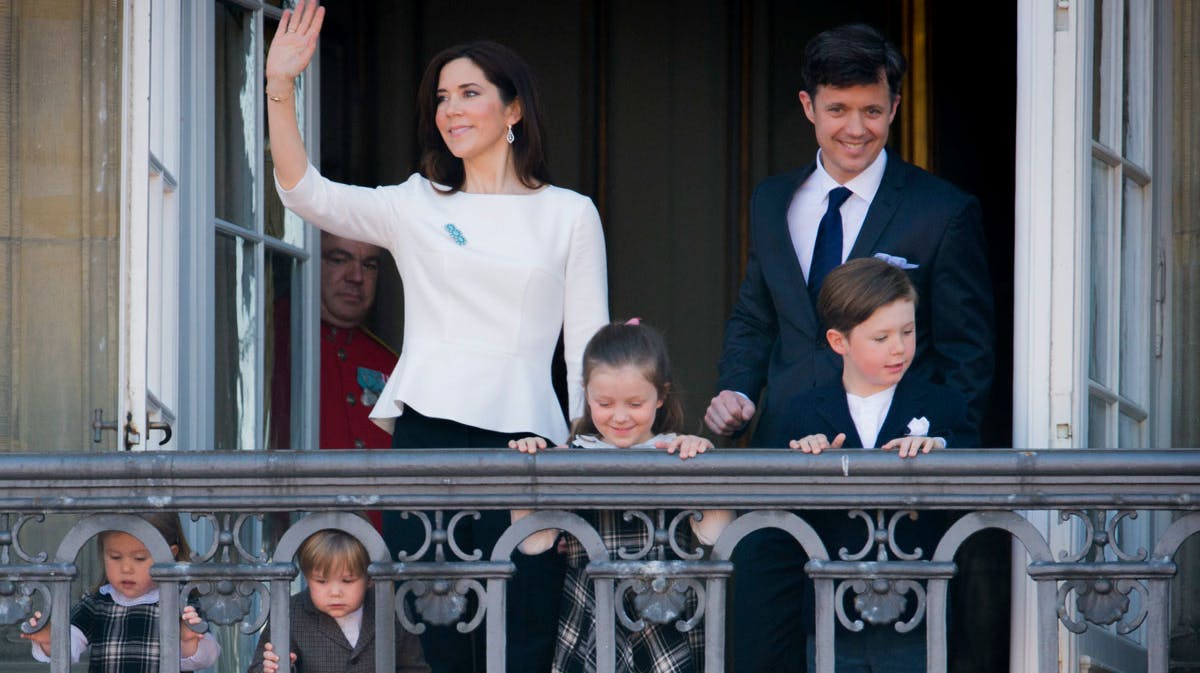 Kronprinsparret med deres fire børn