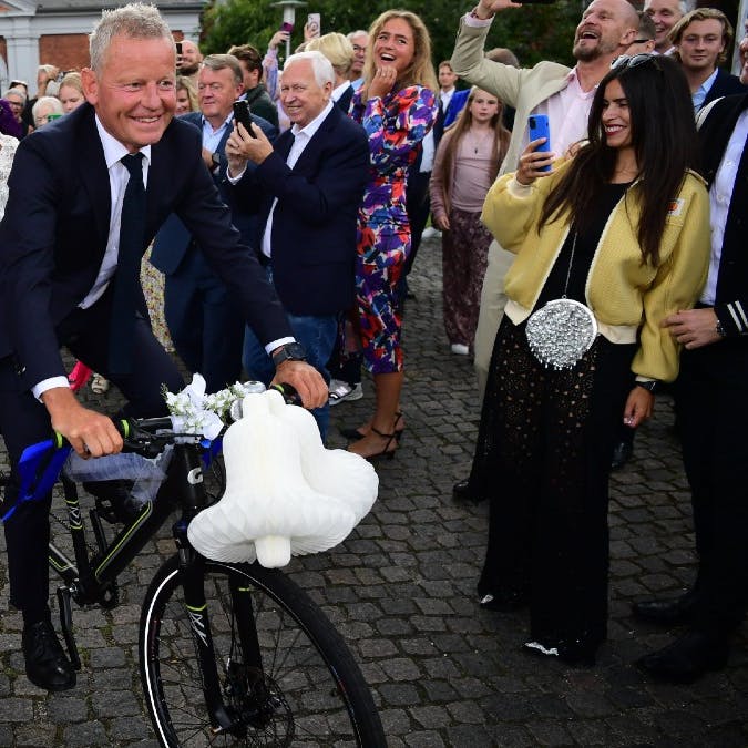 Fantastiske billeder: Bubber og hans brud cyklede til bryllupsfest ...