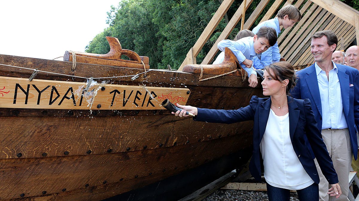 Kongeligt fem-kløver ved lørdagens begivenhed. Prinsesse Marie kaster mjød på Nydambåden.