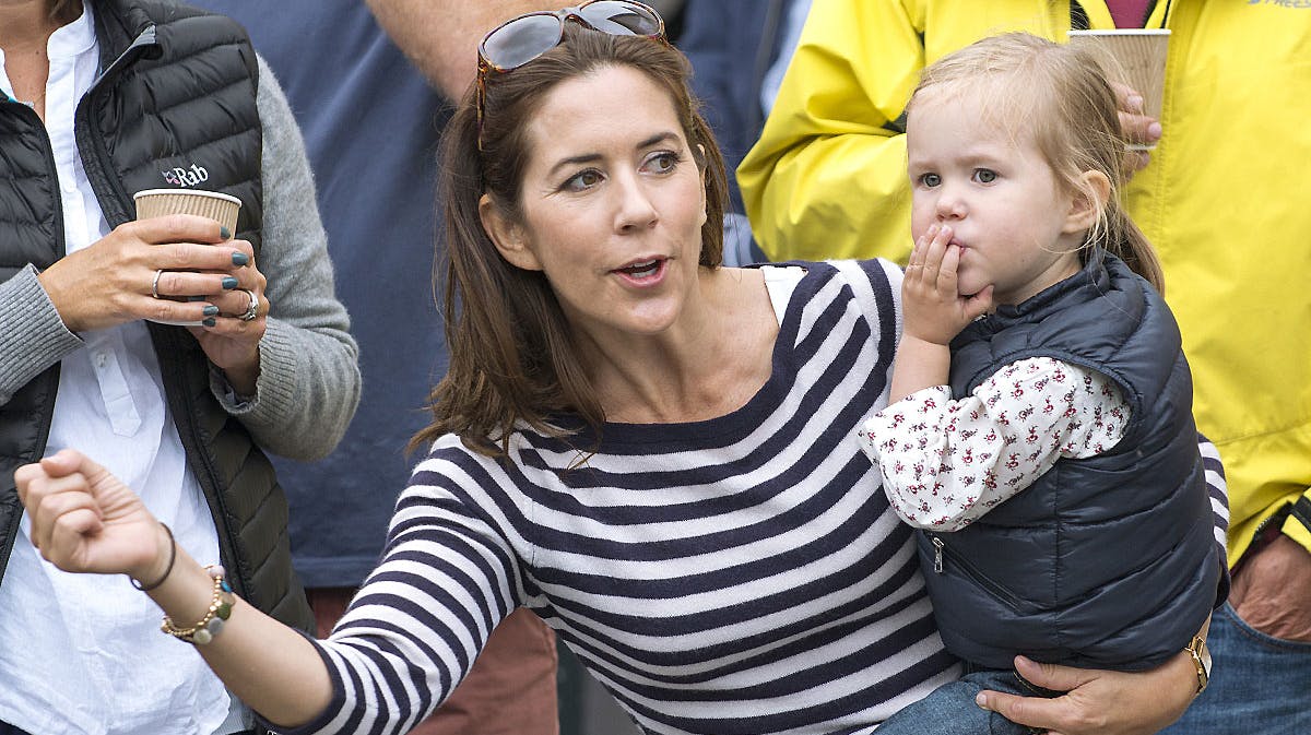 Kronprinsesse Mary med prinsesse Josephine på armen hepper pe kronprins Frederik til IRONMAN.