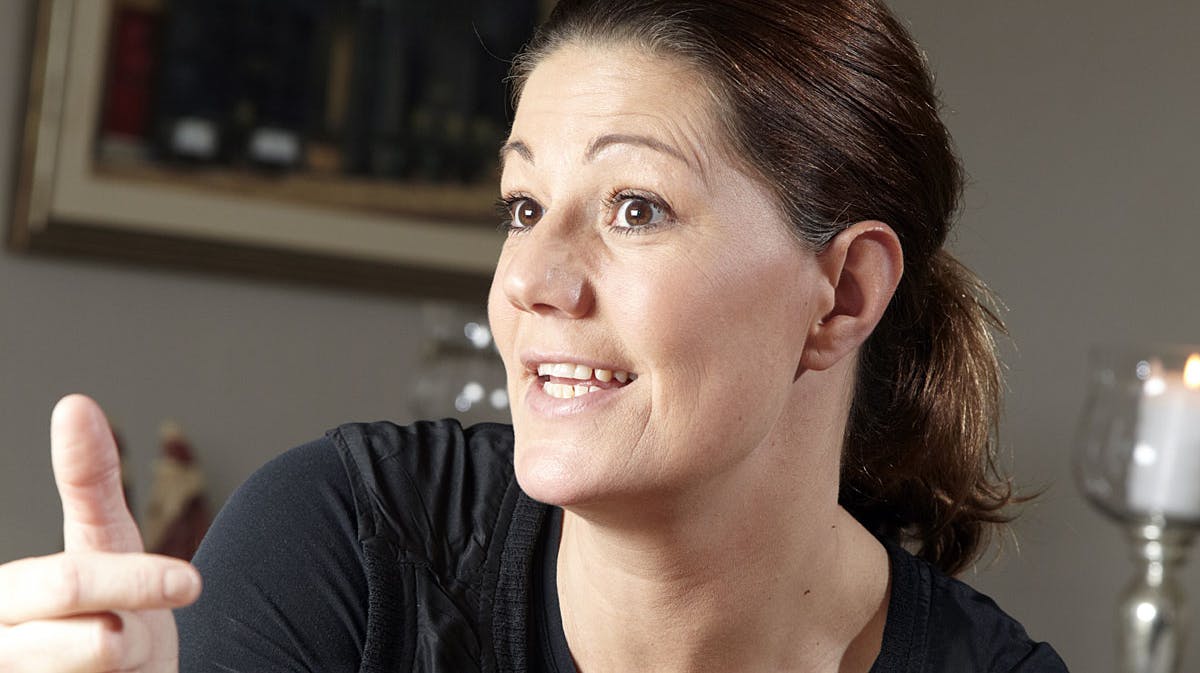 Konditor Mette Blomsterberg er et hjemmemenneske, og det gør hende glad at være det, hun kalder overskudsmama. Altså at bage morgenboller og lave aftensmad til familien