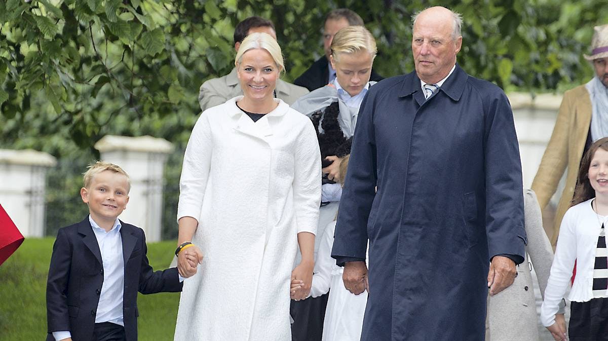 Prins Sverre Magnus, kronprinsesse Mette-Marit og kong Harald.