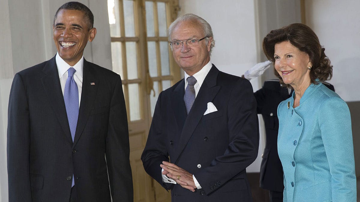 Præsident Barack Obama i højt humør sammen med kong Carl Gustaf og dronning Silvia på kongeslottet i Stockholm.