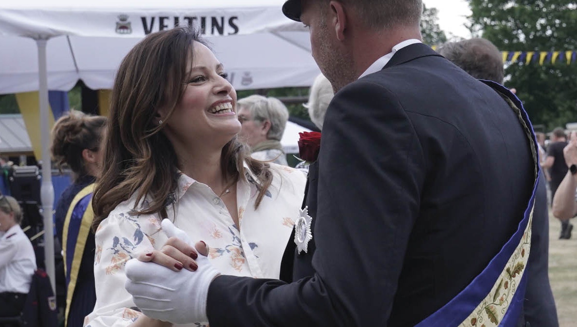 Prinsesse Benedikte, prins Gustav og prinsesse Carina danser polonaise ved Skyttefesten i Bad Berleburg 2022.