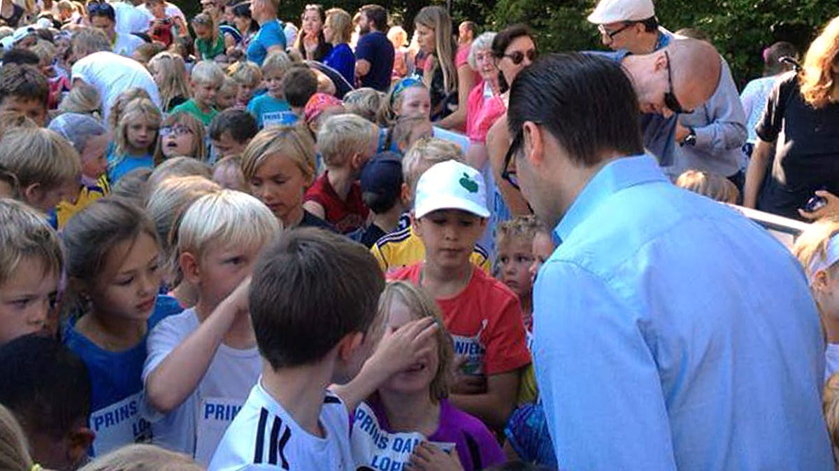 Prins Daniel blev omringet af de mange sportsglade børn.