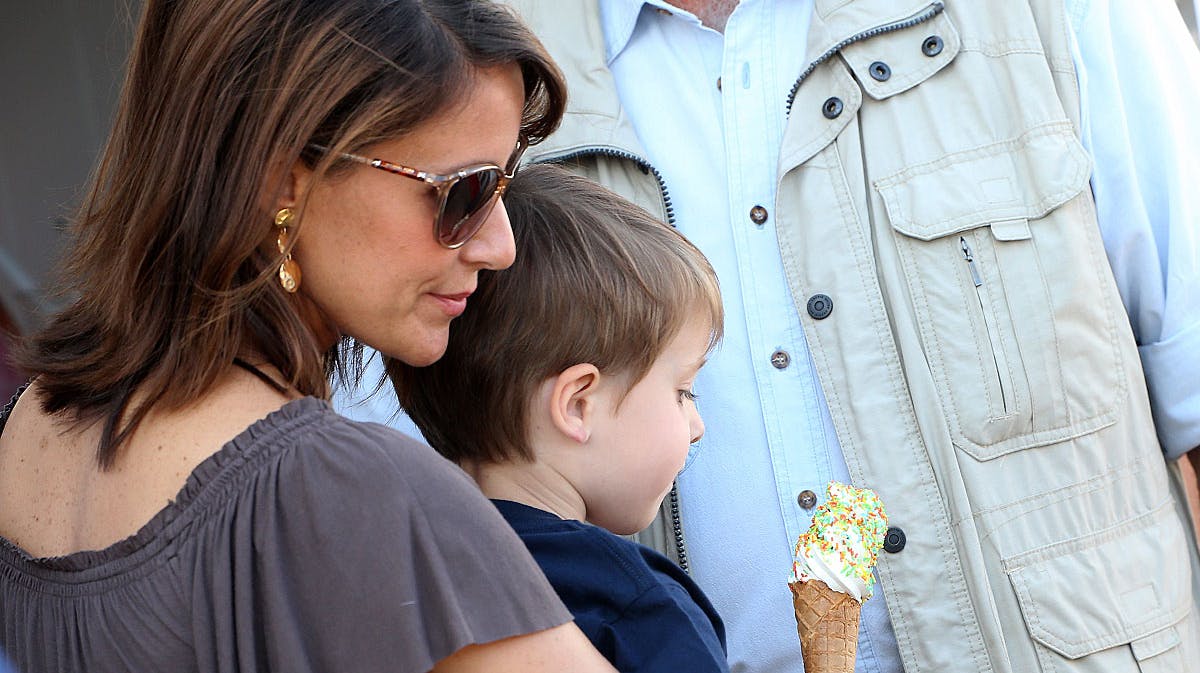 Prinsesse Marie på Tønder festival med prins Henrik der lige skulle smage på pladsens is.