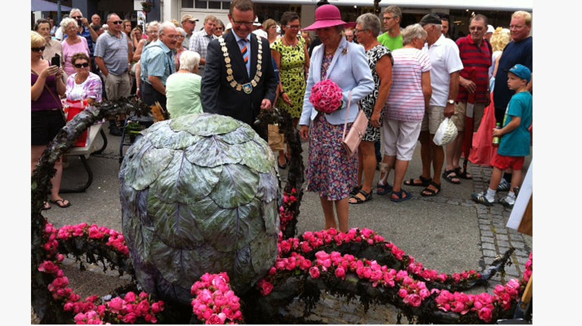 Prinsesse Benedikte til rosenfestival i Bogense