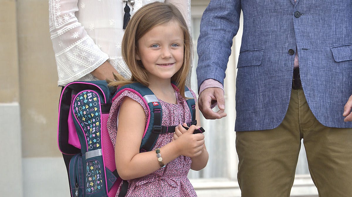 Første skoledag for prinsesse Isabella begyndte med fotografering sammen med mor og far på Amalienborg.