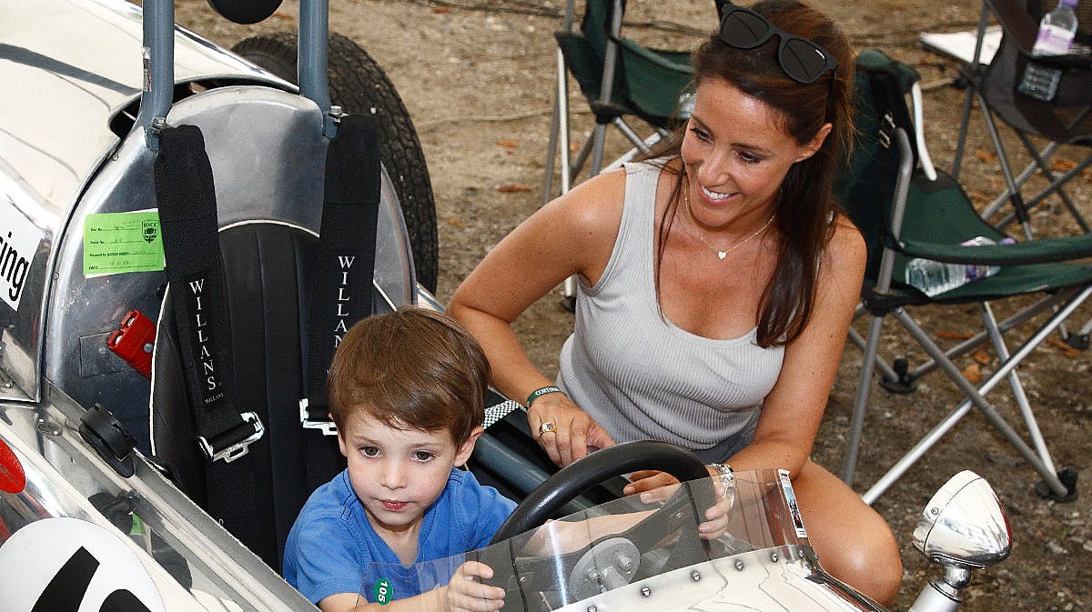 Prins Henrik skulle lige se nærmere på en af racerbiler, mens mor, prinsesse Marie, ser smilende til.