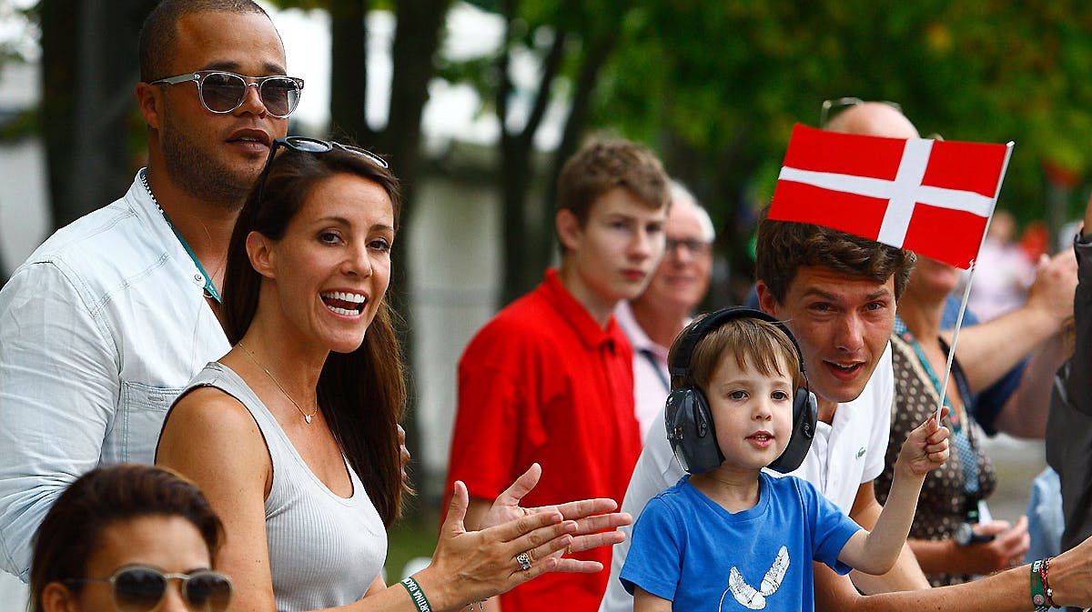 Remee, prinsesse Marie og prins Henrik hepper på prins Joachim ved Copenhagen Historic grand prix