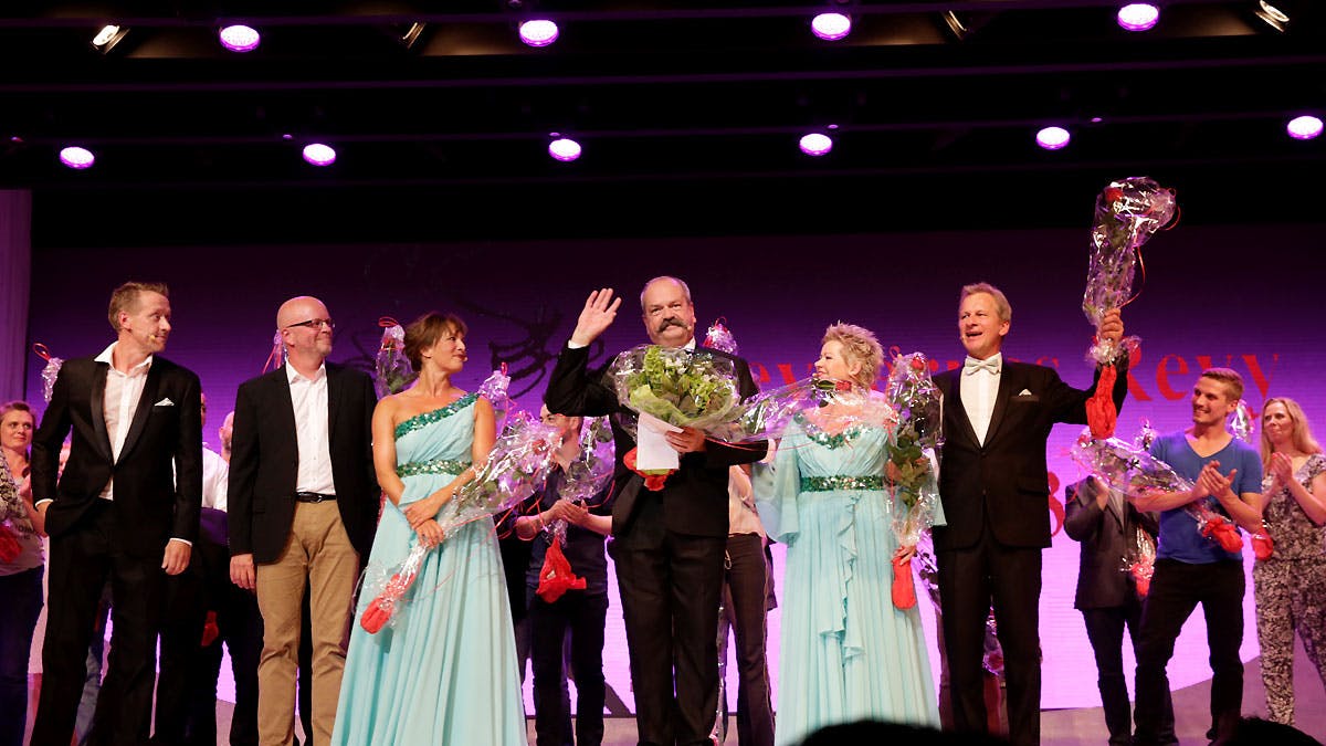 Stolte vindere på scenen ved søndag aftens Revyernes Revy 2013.