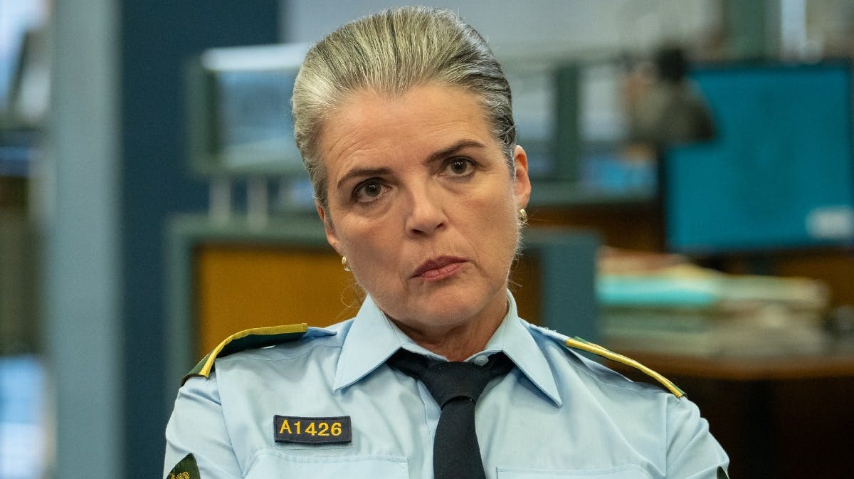 Lotte Andersen spiller politiinspektør Hanegaard, som er god til at sætte Dan og Flemming på plads. 