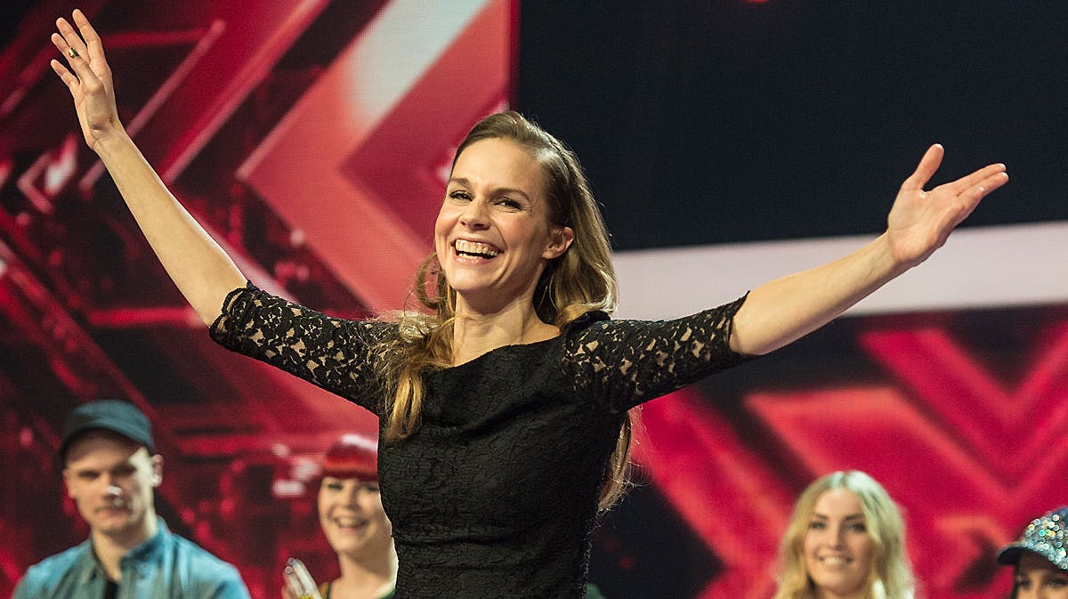 "X Factor"-værtinden Signe Molde gør sit til, at deltagerne kan falde lidt til ro, inden de skal på scenen.