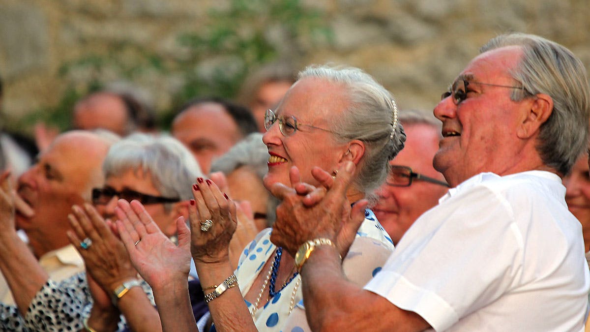 Dronning Margrethe og prins Henrik nyder sommerkoncert på Chateau de Cayx i Frankrig