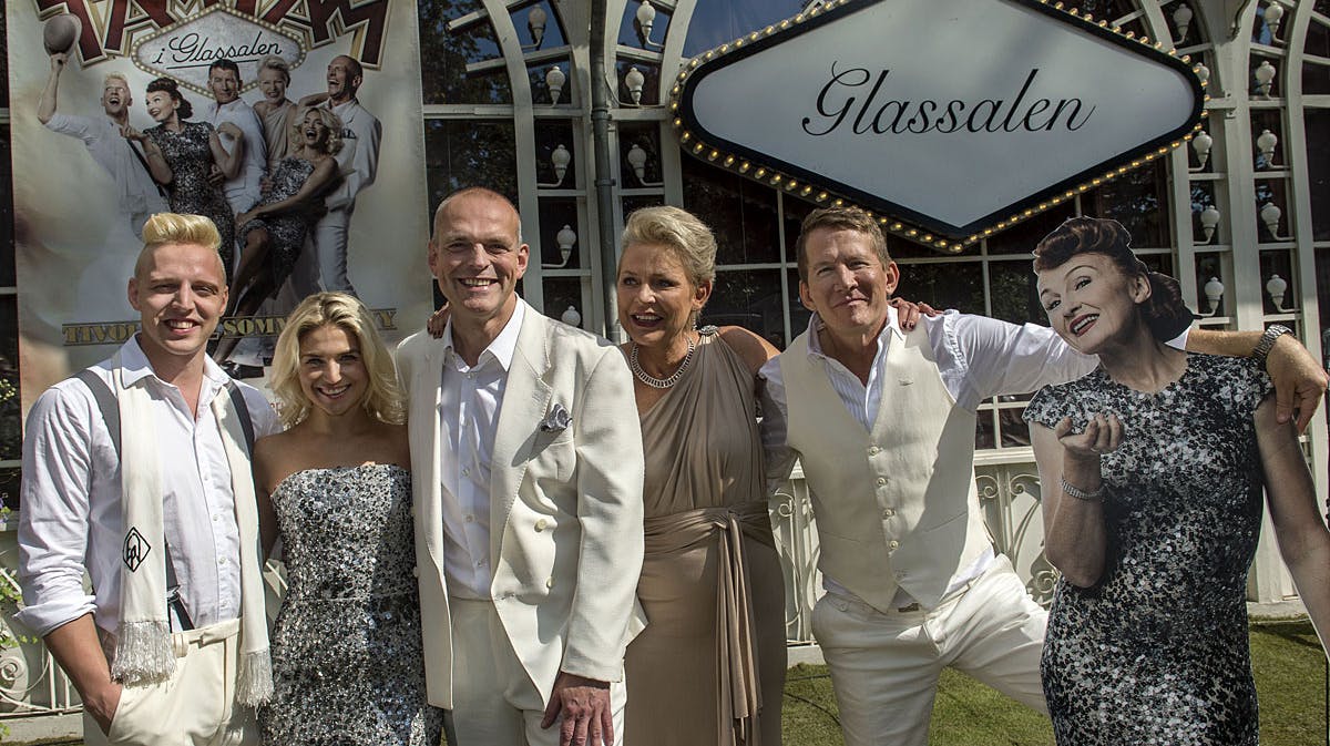 Niels Olsen, Søs Egelind, Thomas Bo Larsen, Bodil Jørgensen, Christiane Schaumburg-Müller og mindst Pelle Hepsgaard indgår i TAM TAM i Glassalen.