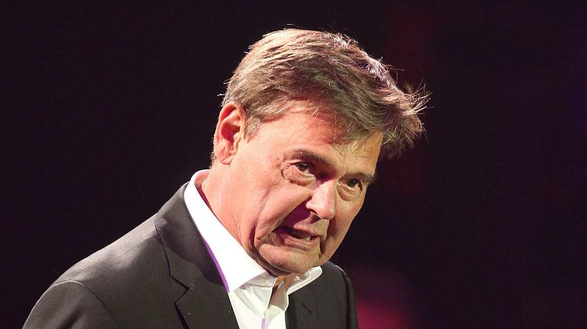 Ulf Pilgaard på scenen til revygalla i Cirkusbygningen søndag aften.