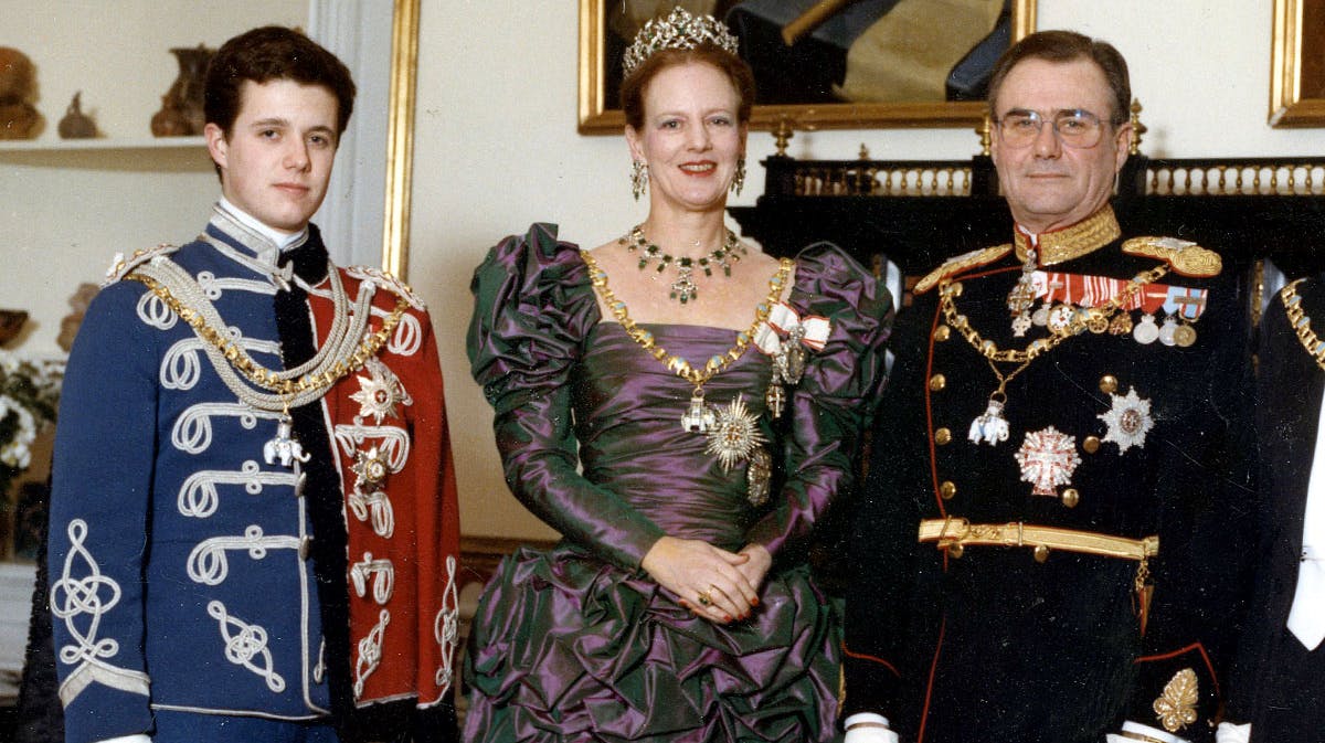 Et kongeligt familieportræt fra 1990'erne - en ung kronprins Frederik med sine forældre dronning Margrethe og prinsgemalen.