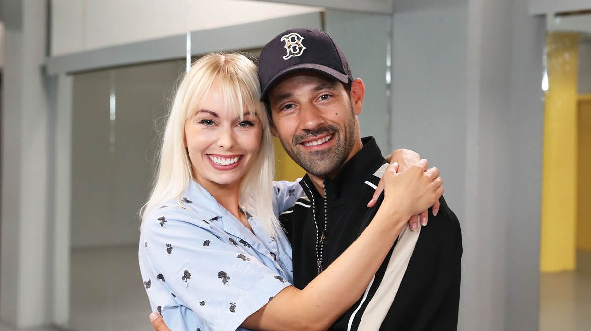 Joel Hyrland og Jenna Bagge. Skuespiller Joel Hyrland er 37 år og bor i København. Han danser med Jenna Bagge.