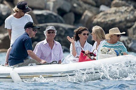 Kong Carl Gustaf og dronning Silvia med selskab i gummibåd i St. Tropez.