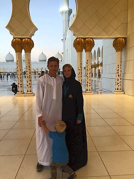 Tina Lund og Allan Nielsen besøger Sheikh Zayed Moské med sønnen Louis.