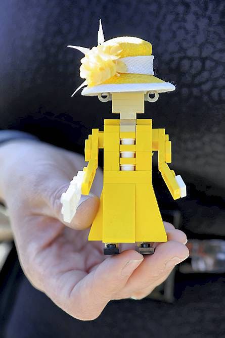 Dronning Elizabeth i Lego med en Rachel Trevor-Morgan-hat.