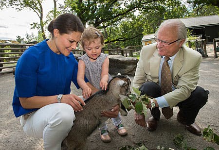 Kronprinsesse Victoria og kong Carl Gustaf med lille prinsesse Estelle
