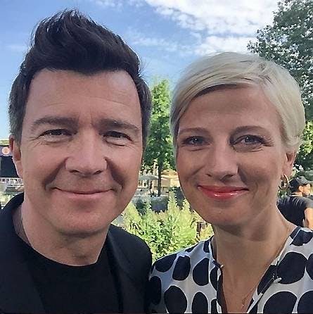 Rick Astley og Louise Wolff.